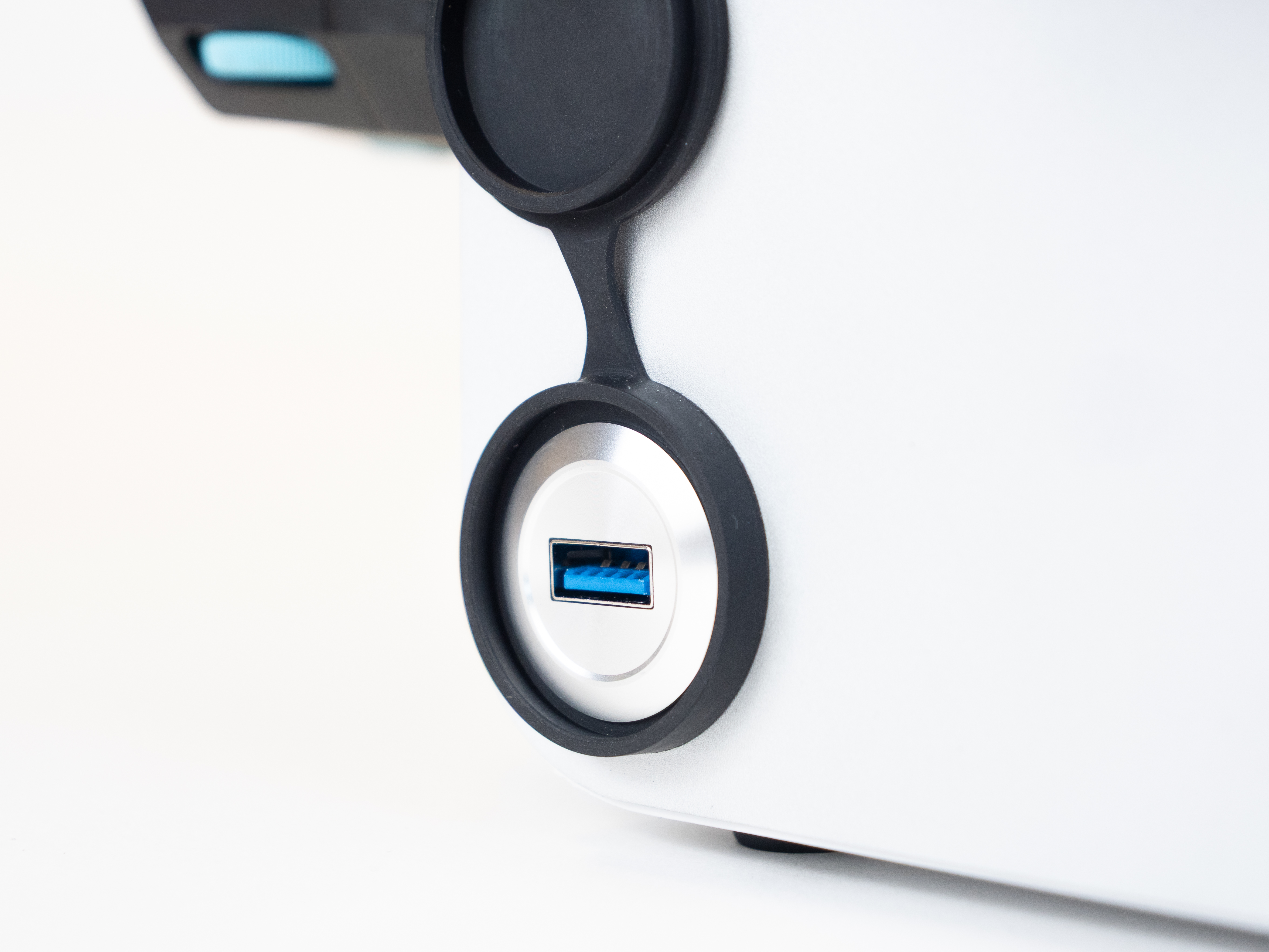 EZE Flush Pro USB Port Closeup